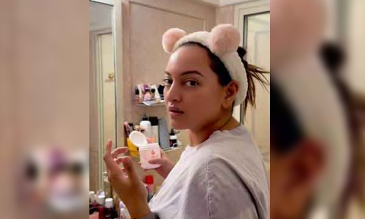Sonakshi Sinha gets pranked by husband Zaheer Iqbal in latest video, check it out Sonakshi Sinha gets pranked by husband Zaheer Iqbal in latest video, check it out