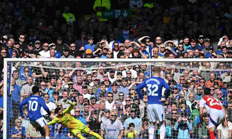 Everton hits Arsenals title hopes Everton hits Arsenals title hopes