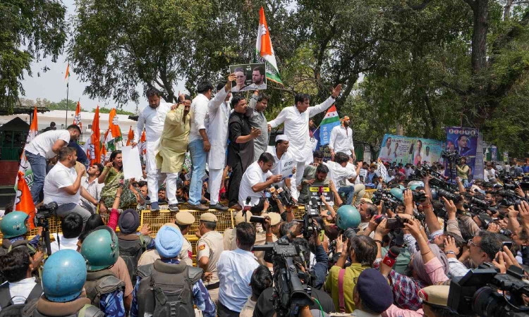 Sonia, Rahul fraudulently took over National Herald and minted money: Himanta