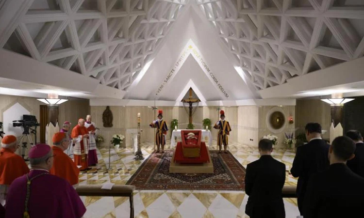 Ceremony begins to transfer Pope Francis body to St Peters Basilica for 3 days of public viewing