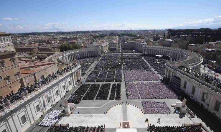 Mighty and meek attend Pope Francis funeral, where he is remembered as peoples pope Mighty and meek attend Pope Francis funeral, where he is remembered as peoples pope