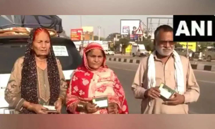 Exit deadline ends today; Pak citizens bid tearful goodbyes to kin, rush home through Attari Exit deadline ends today; Pak citizens bid tearful goodbyes to kin, rush home through Attari