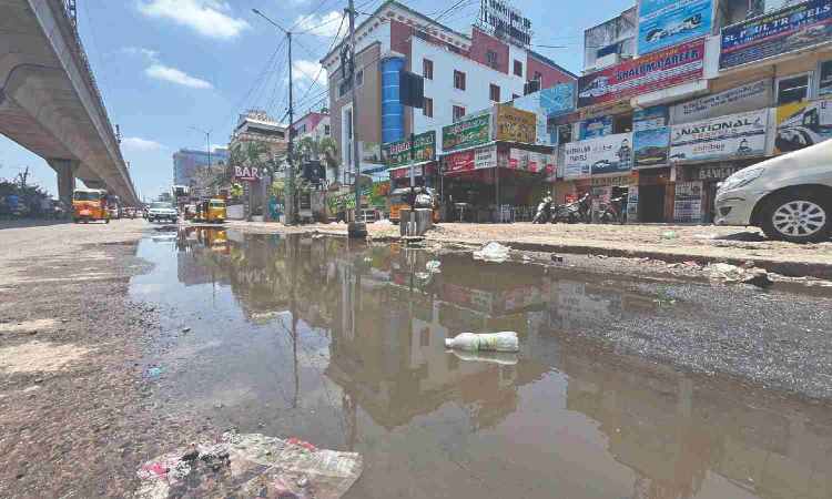 Overflowing sewage wreak havoc on Koyambedu Market East Road Overflowing sewage wreak havoc on Koyambedu Market East Road