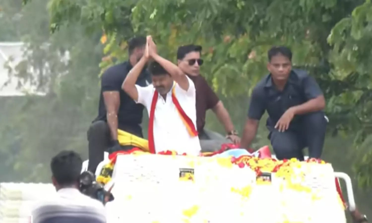 Vijay’s first caravan darshan after party launch leaves Madurai fans, cadre happy despite scorching sun Vijay’s first caravan darshan after party launch leaves Madurai fans, cadre happy despite scorching sun