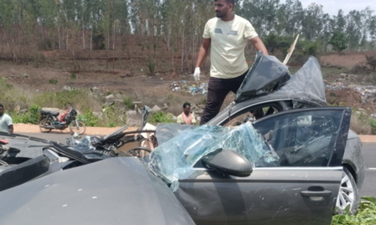 Nine killed in two separate road accidents in Karnataka Nine killed in two separate road accidents in Karnataka