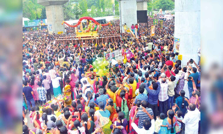 Lakhs throng Madurai to see Azhagar’s entry into Vaigai Lakhs throng Madurai to see Azhagar’s entry into Vaigai