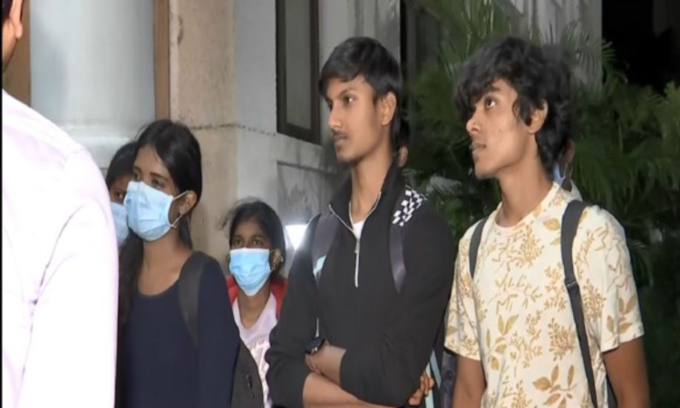 TN students brought from Kashmir to Delhi, to reach Chennai tomorrow TN students brought from Kashmir to Delhi, to reach Chennai tomorrow