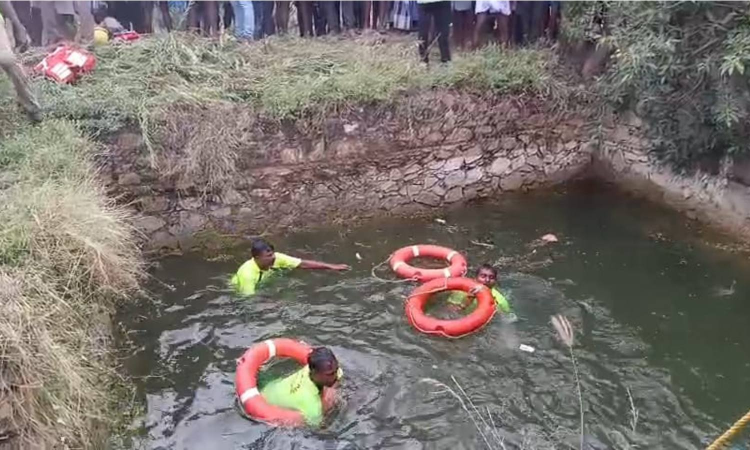 Van falls into well in Thoothukudi, 5 from Coimbatore die Van falls into well in Thoothukudi, 5 from Coimbatore die