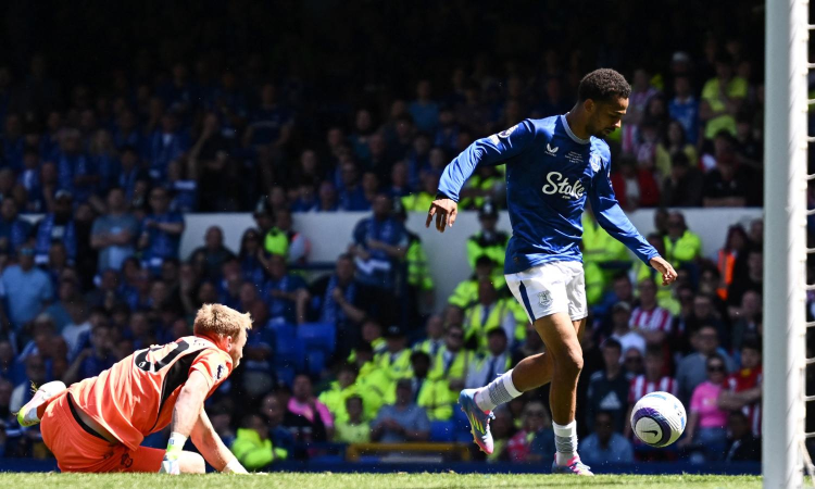 Everton gives emotional Goodison winning farewell Everton gives emotional Goodison winning farewell
