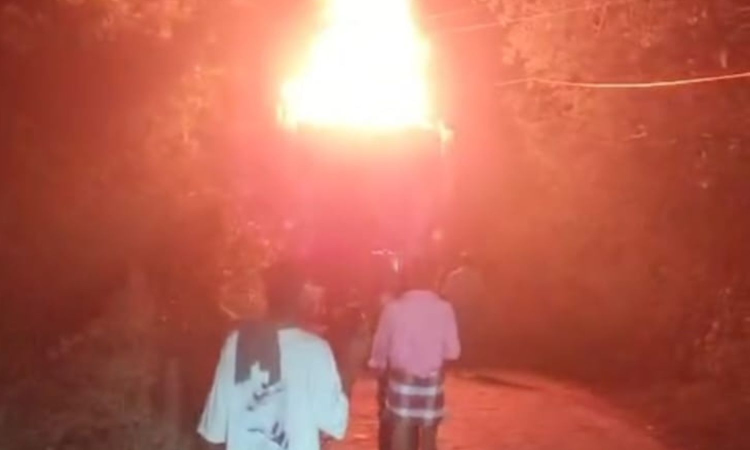 Devotee dies, four injured as temple chariot catches fire in Kancheepuram Devotee dies, four injured as temple chariot catches fire in Kancheepuram