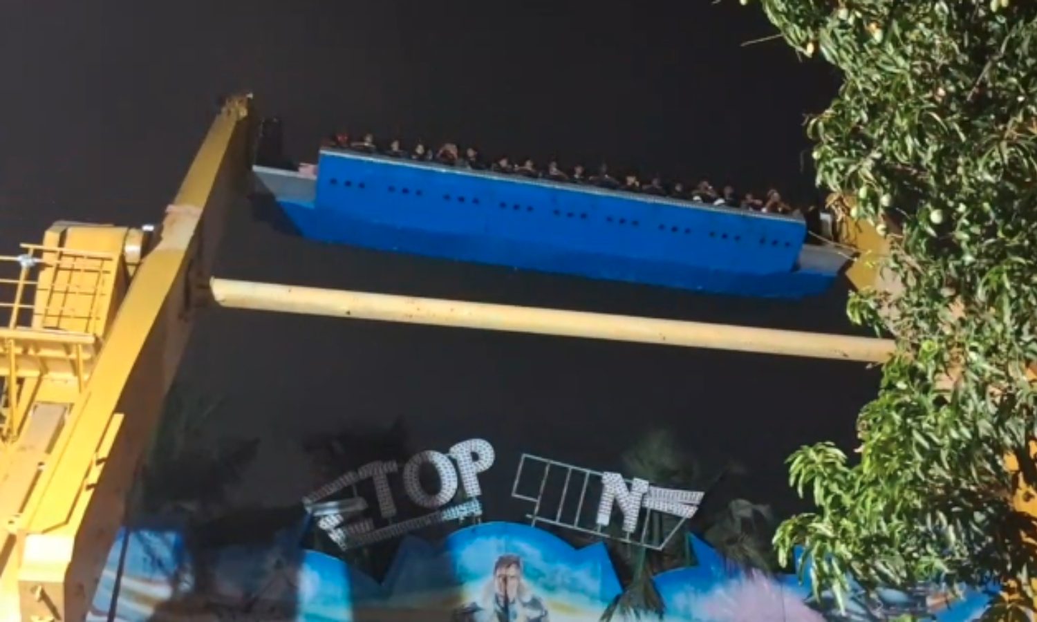 Giant wheel malfunction at an amusement park; rescue operations underway