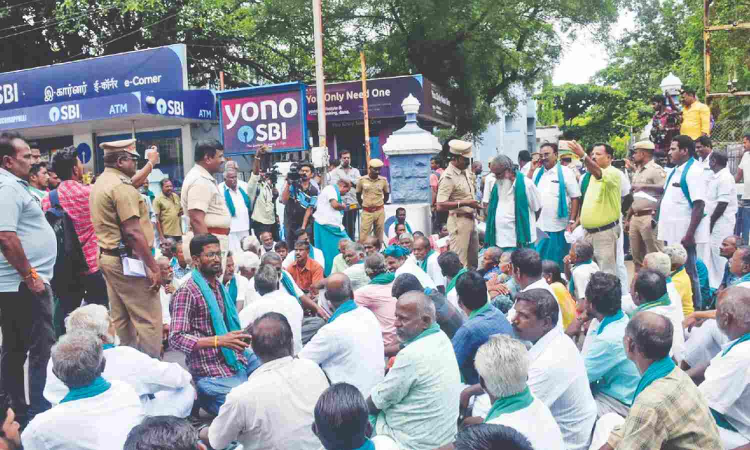 RBI regulation on jewel loan: Farmers attempt to besiege SBI regional office
