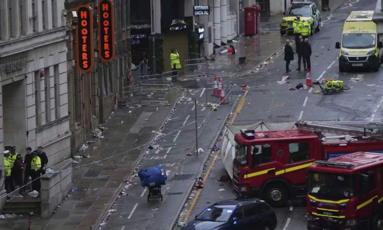 Liverpool FC victory parade marred by car incident Liverpool FC victory parade marred by car incident