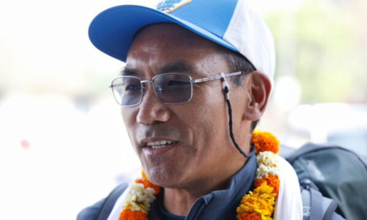 Nepalese Sherpa guide scales Mount Everest for 31st time breaking own record Nepalese Sherpa guide scales Mount Everest for 31st time breaking own record
