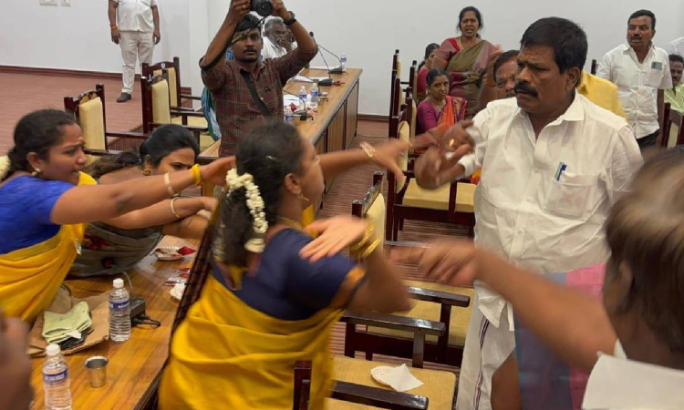 High drama at Salem council meet as DMK councillor slaps opposition leader High drama at Salem council meet as DMK councillor slaps opposition leader
