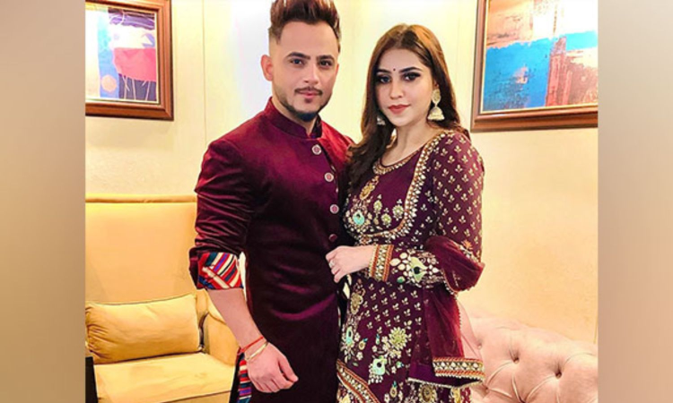 Singer Milind Gabba, wife Pria blessed with twins Singer Milind Gabba, wife Pria blessed with twins