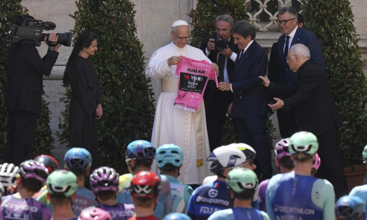 Pope Leo XIV blesses cyclists competing in the Giro dItalia as final stage enters Vatican gardens Pope Leo XIV blesses cyclists competing in the Giro dItalia as final stage enters Vatican gardens