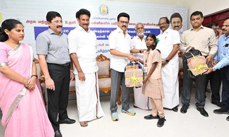Free school items worth Rs 1,141 crore distributed across TN Free school items worth Rs 1,141 crore distributed across TN