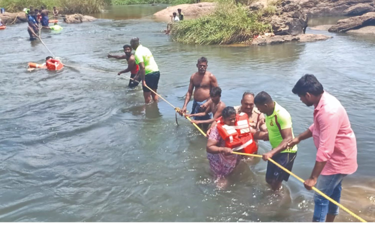 13 people rescued after being stranded in Tamirabarani river 13 people rescued after being stranded in Tamirabarani river