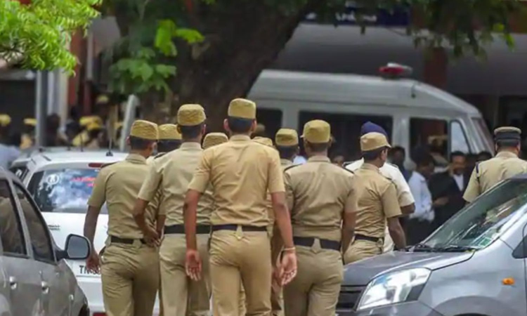 Chennai police rescue unconscious elderly woman, save her life in KK Nagar Chennai police rescue unconscious elderly woman, save her life in KK Nagar