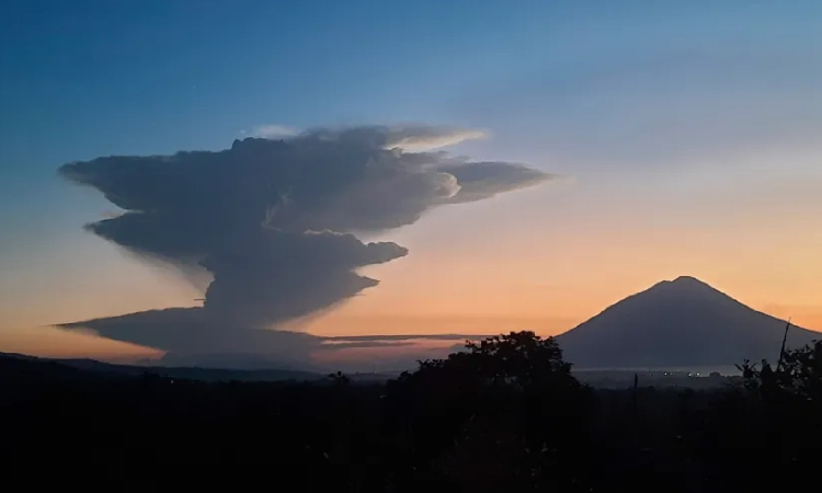 Volcanic eruption in Indonesia forces evacuations, flight cancellations Volcanic eruption in Indonesia forces evacuations, flight cancellations