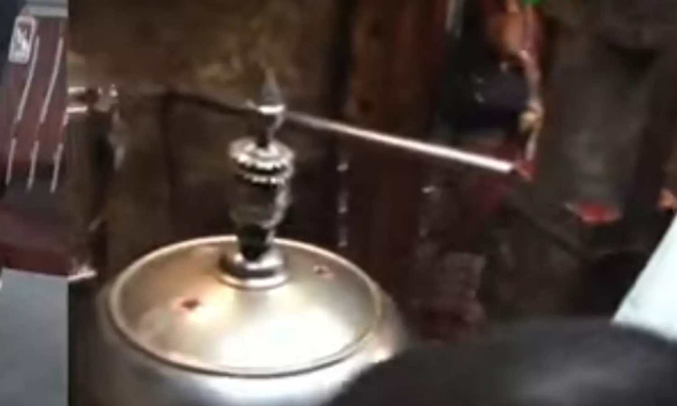 Tamil Nadu: Retired army man leaves Rs 4 crore property papers in temple hundi amid family dispute Tamil Nadu: Retired army man leaves Rs 4 crore property papers in temple hundi amid family dispute