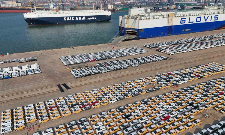 Caught in crosshairs: Global scramble to avoid tariff blitz Caught in crosshairs: Global scramble to avoid tariff blitz