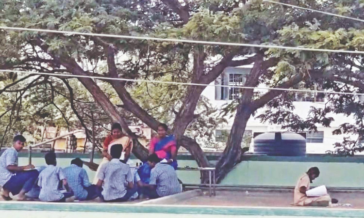 Lack of classrooms in Tirupur school force students outdoors Lack of classrooms in Tirupur school force students outdoors