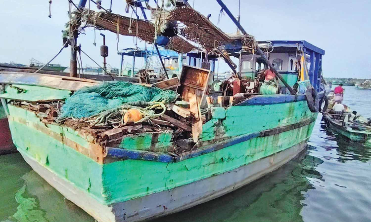 Sri Lankan Navy detain 7 fishermen near Neduntheevu Sri Lankan Navy detain 7 fishermen near Neduntheevu