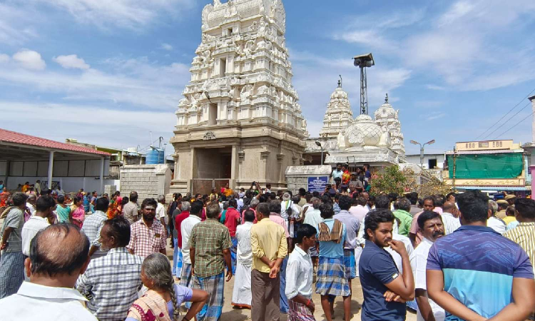 Dominant castes forcibly remove HR&CE’s ‘entry for all’ banner in Karur temple; cops swung into action as 4 hurt in melee Dominant castes forcibly remove HR&CE’s ‘entry for all’ banner in Karur temple; cops swung into action as 4 hurt in melee