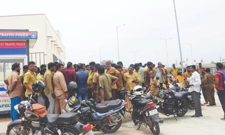 Auto drivers fight for space at Panjapur IBT Auto drivers fight for space at Panjapur IBT