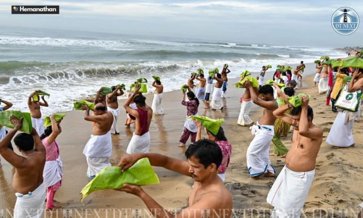 People flock to beaches, river banks in TN; perform Tharpanam, to honour ancestors People flock to beaches, river banks in TN; perform Tharpanam, to honour ancestors