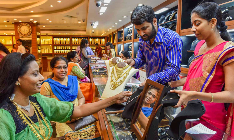 Gold declines Rs 1,400 to Rs 99,620/10 g; silver plunges Rs 3,000 Gold declines Rs 1,400 to Rs 99,620/10 g; silver plunges Rs 3,000