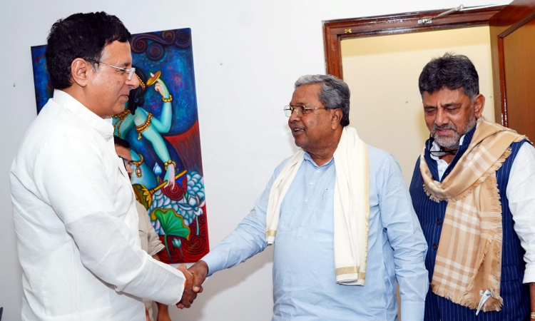 Questions on Siddaramaiahs tenure as CM persist; leaves for Delhi along with DKS Questions on Siddaramaiahs tenure as CM persist; leaves for Delhi along with DKS