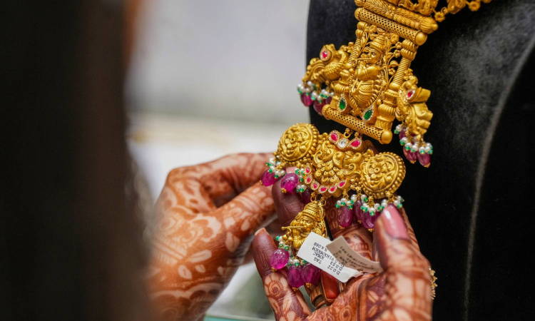 Gold drops Rs 400 to Rs 1,00,020/10 g, silver plunges Rs 1,500