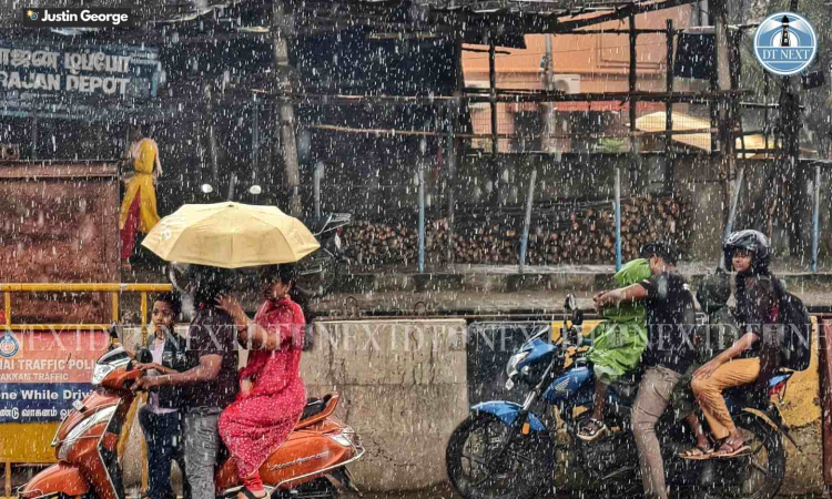 Thunder, lightning and heavy rain lash Chennai; traffic hit in several areas Thunder, lightning and heavy rain lash Chennai; traffic hit in several areas