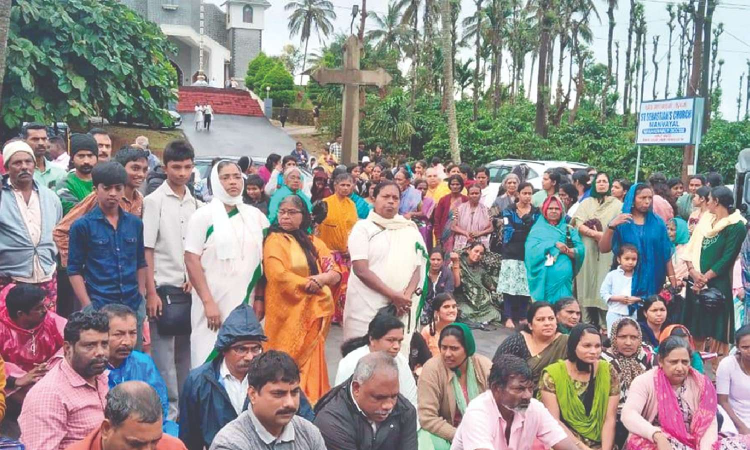 Jumbo intrusions: Gudalur villagers stage sit-in stir Jumbo intrusions: Gudalur villagers stage sit-in stir