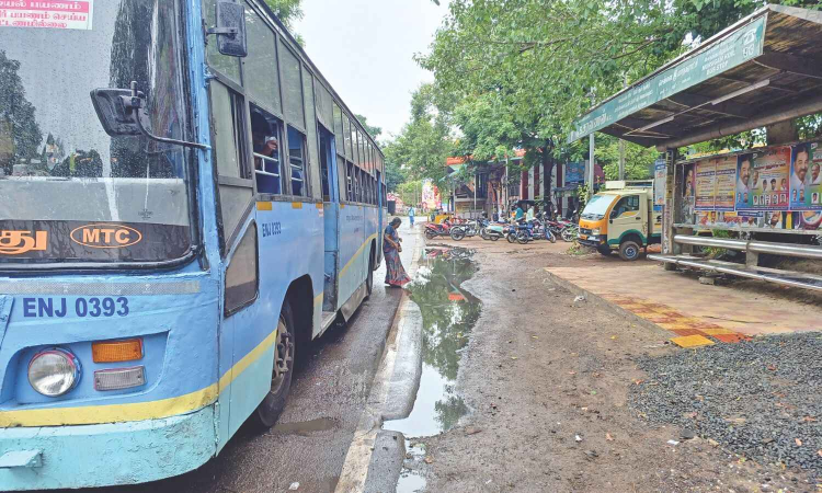 Sewage overflowing for over 2 weeks on Kathivakkam High Road, fume Ernavoor residents Sewage overflowing for over 2 weeks on Kathivakkam High Road, fume Ernavoor residents