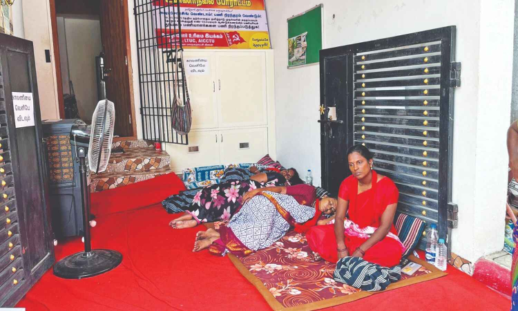 Five women cleanliness workers from NULM continue to fast for 4th day Five women cleanliness workers from NULM continue to fast for 4th day