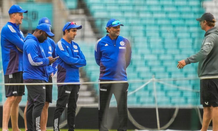 PITCHED BATTLE: Head coach Gambhir and Oval curator involve in heated exchange of words PITCHED BATTLE: Head coach Gambhir and Oval curator involve in heated exchange of words