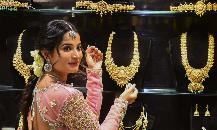Gold snaps 5-day losing run; climbs Rs 700 to Rs 98,520/10 g Gold snaps 5-day losing run; climbs Rs 700 to Rs 98,520/10 g