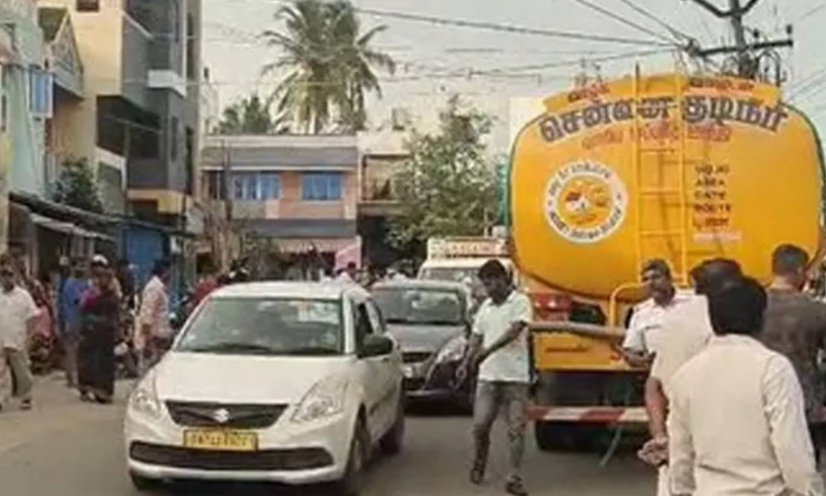 Two dead as water tanker with drunk man at wheel runs amok near Poonamallee Two dead as water tanker with drunk man at wheel runs amok near Poonamallee