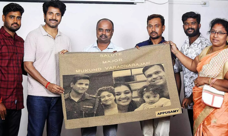 Actor Sivakarthikeyans Major Mukund image woven on Chennimalai handloom blanket Actor Sivakarthikeyans Major Mukund image woven on Chennimalai handloom blanket