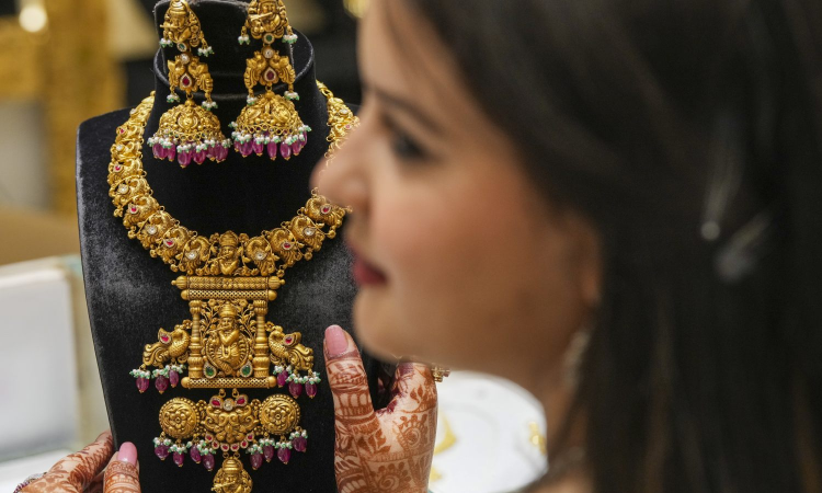 Gold climbs Rs 800 to scale new record of Rs 1,03,420/10 g