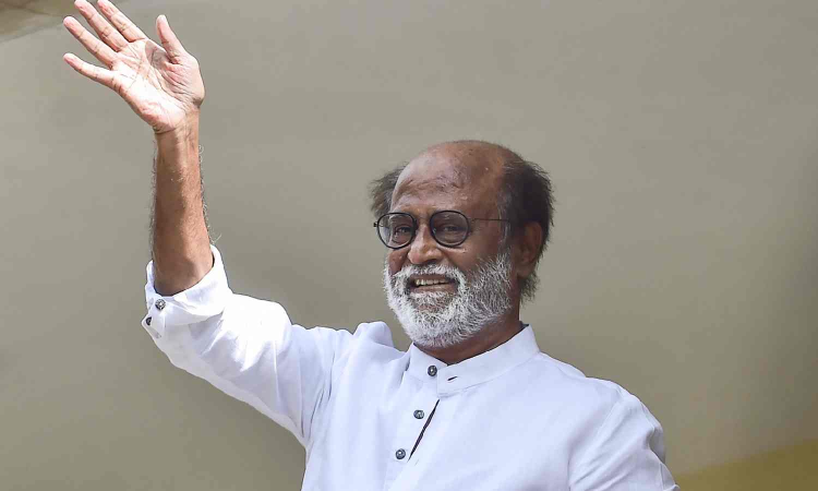 Rajinikanth enjoys food from pattal on roadside during his trip to Rishikesh Rajinikanth enjoys food from pattal on roadside during his trip to Rishikesh