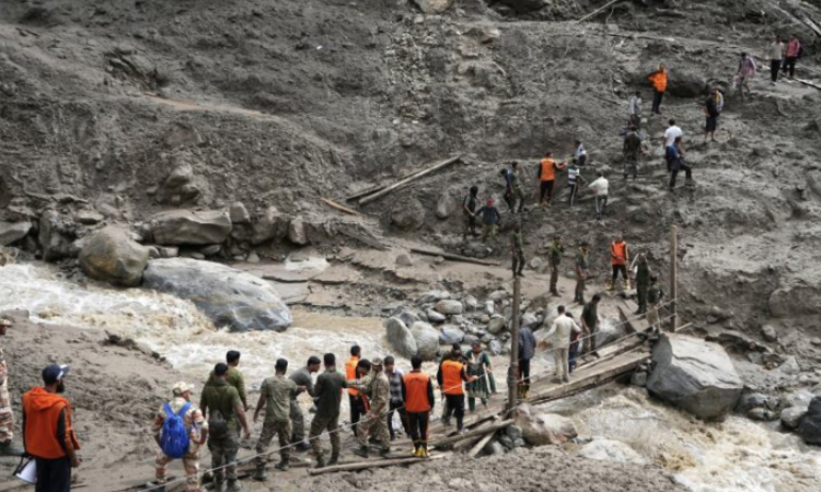 Flash floods kill more than 280 people in India and Pakistan as thousands flee Flash floods kill more than 280 people in India and Pakistan as thousands flee