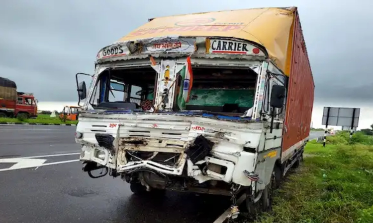 উত্তরপ্রদেশে ভয়াবহ সড়ক দুর্ঘটনা, তীর্থযাত্রী বোঝাই ট্রাক্টরে ট্রাকের ধাক্কা 1 750x450 872093 accident