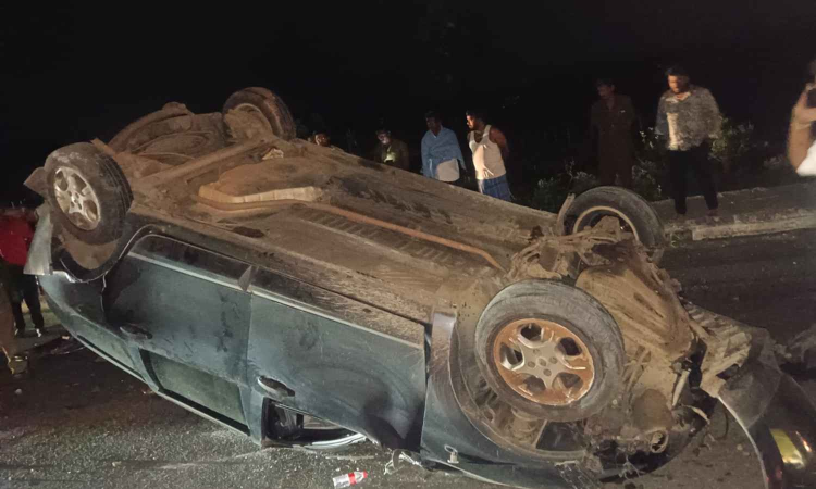 Car overturns near Krishnagiri; Chennai engineering graduate dead, 6 friends hurt Car overturns near Krishnagiri; Chennai engineering graduate dead, 6 friends hurt