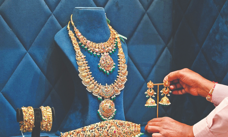 Gold price breaks all records, crosses Rs 10,000/g in Chennai