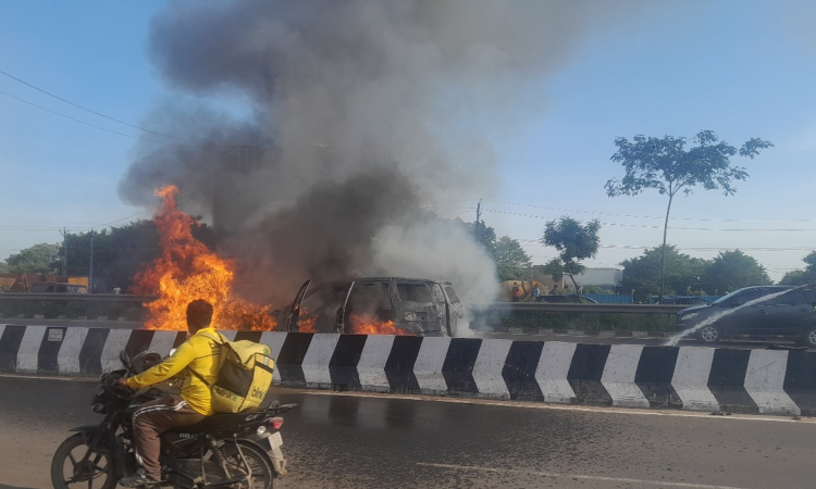 Car catches fire on Poonamallee highway, completely gutted